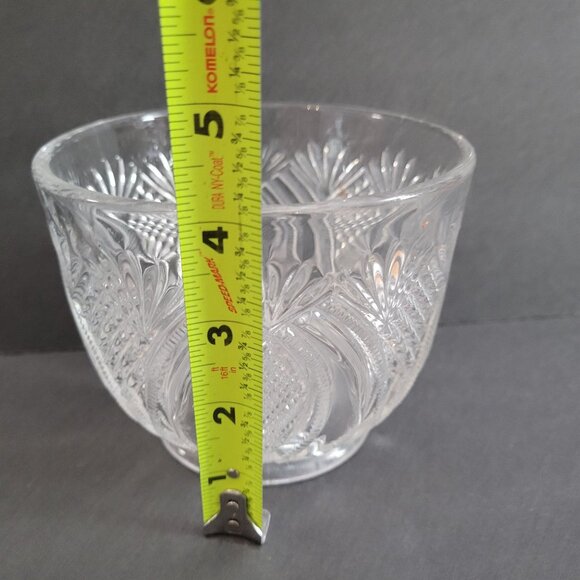 Vintage Clear Glass Bowl With Intricate Cut Design 7" Diameter 4.5" Height Home - Picture 6 of 8